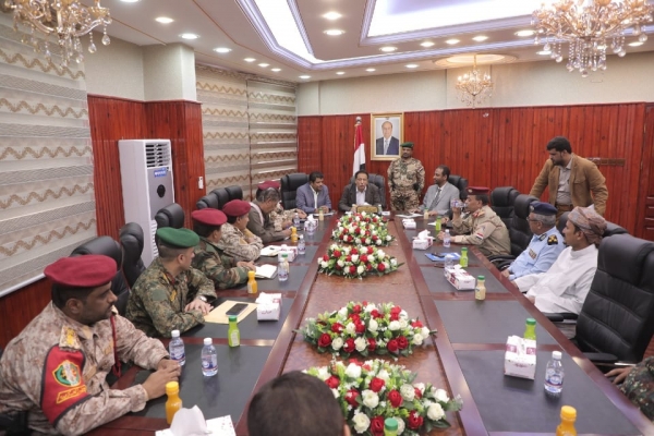 ياسر يوجه الأجهزة الأمنية والعسكرية برفع الجاهزية في المهرة