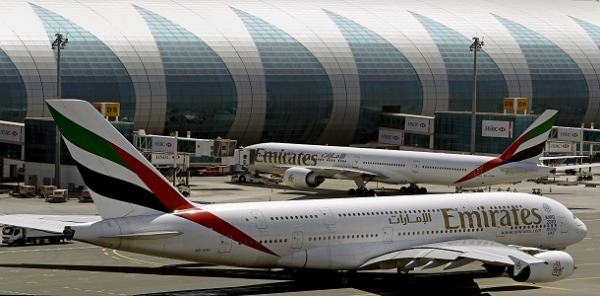 الحوثيون يتبنون الهجوم.. الإمارات تعلن مقتل وإصابة 9 أشخاص بانفجار استهدف صهاريج للبترول بأبوظبي
