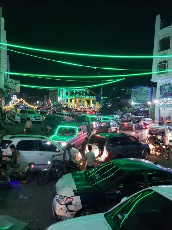 مع إنتهاء الهدنة.. عودة طوابير السيارات أمام محطات الوقود في إب