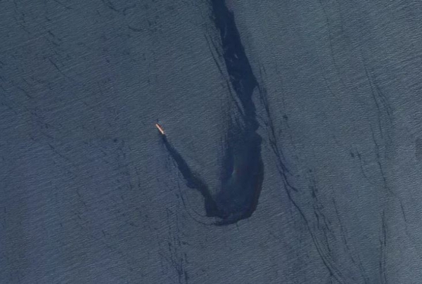 جماعة الحوثي تتهم أمريكا بالتسبب في تسرب نفطي هائل بالبحر الأحمر