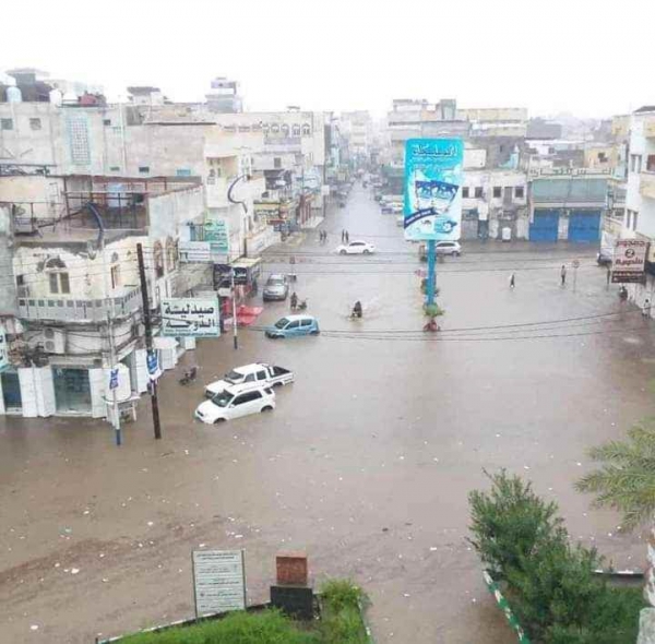 أحدثت أضرارا واسعة.. سيول الأمطار تغمر شوارع ومنازل المواطنين في الحديدة