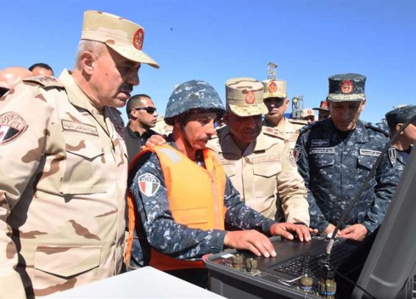 في ظل تصعيد الحوثيين.. وزير الدفاع المصري يطّلع على جاهزية قوات قاعدة 