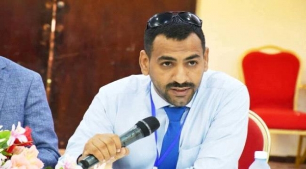 نقابة الصحفيين تدين اعتقال الصحفي عماد الديني بالمكلا بعد اقتحام منزله والاعتداء عليه