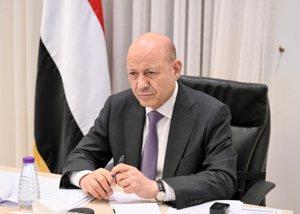 العليمي يجتمع بإدارة الأزمات لمناقشة الإجراءات للتعاطي مع تصنيف الحوثيين 