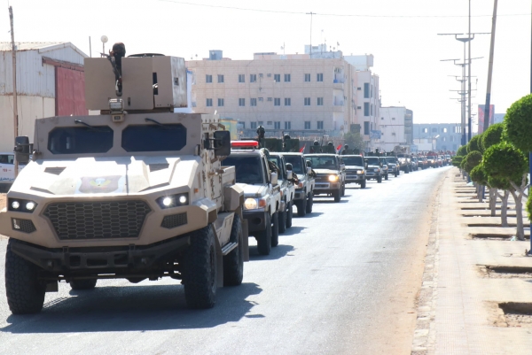 استعراض النقص.. لواء عسكري بكامل عتاده يستبق زيارة الزبيدي إلى المهرة يُثير التندر