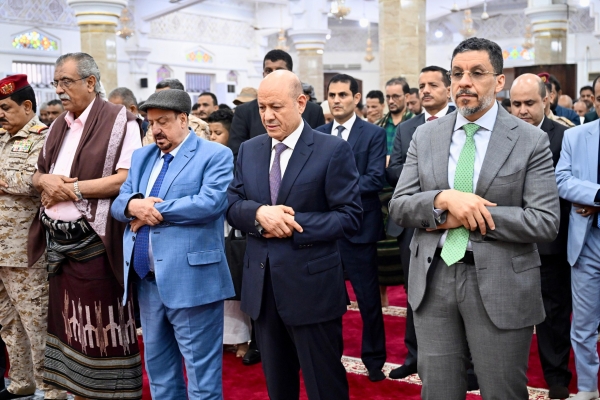 العليمي يؤدي صلاة العيد في عدن والخطيب يتحدث عن دور إيران التخريبي