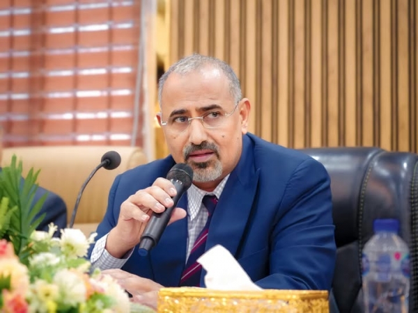 الزبيدي يتحدى الحكومة والرئاسة ويصدر قرارات أحادية تطيح بصلاحيات العليمي وبن بريك