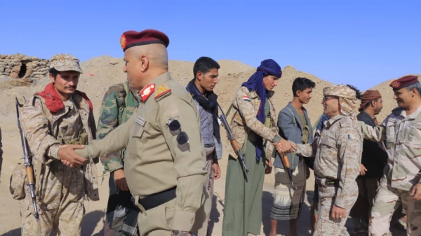 الوكيل عمر الكامل يزور أبطال محور إب في جبهات القتال بمأرب ويشيد بصمودهم