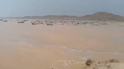 حضرموت.. خفر السواحل تنقذ قوارب صيد جرفتها السيول