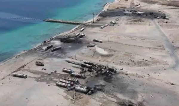 قيادي حوثي يكشف عن إصابة 3 بحارة روس بقصف أمريكي استهدف ميناء رأس عيسى