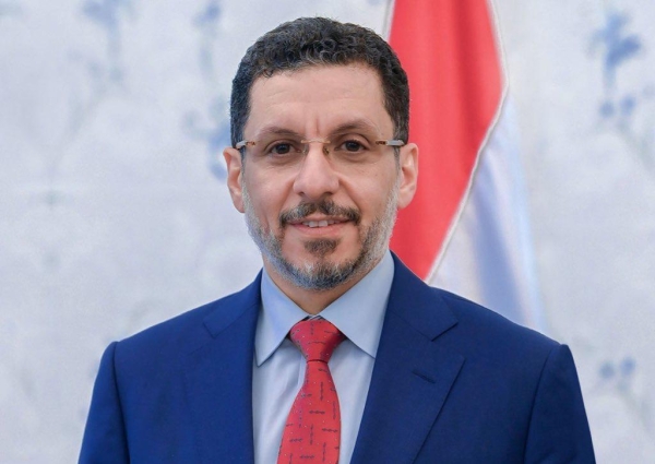 على وقع إنهيار الريال والكهرباء.. بن مبارك يغادر عدن صوب السعودية وسط مساعٍ لإقالته