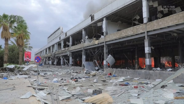 وصول أول طائرة لمطار صنعاء بعد أيام من قصف إسرائيل (فيديو)