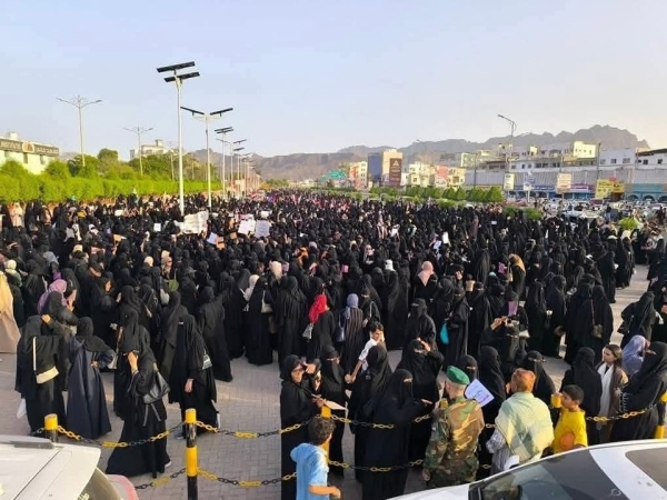 نساء عدن يقدن مشهد الغضب.. وتظاهرتُهن الحاشدة تُشعل الساحة وتحرّك الرأي العام