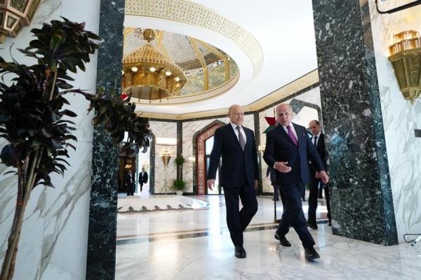 العليمي يصل بغداد للمشاركة في أعمال القمة العربية