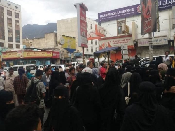 تعز.. تظاهرة نسوية تنديدا بتردي الخدمات وانهيار العملة