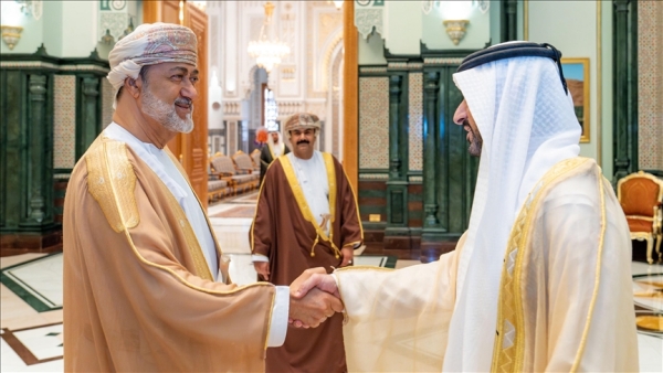 سلطان عمان يبحث مع وزير دفاع الإمارات تعزيز التعاون