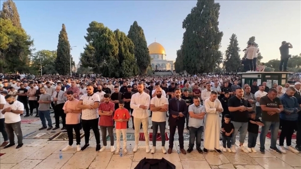 عشرات آلاف يقيمون صلاة العيد بالمسجد الأقصى وسط قيود إسرائيلية