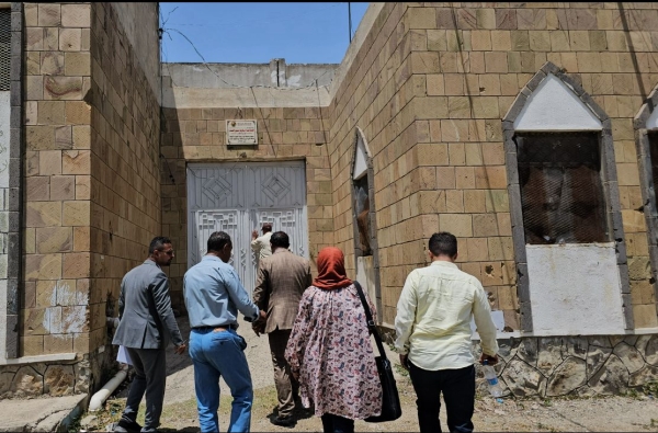 خلال لقاءاتهم بلجنة التحقيق.. سجناء يشكون تفشي الأمراض وغياب الرعاية الصحية بإصلاحية تعز