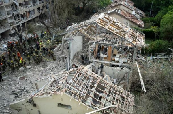 إيران تطلق دفعتين صاروخيتين وإعلام إسرائيلي يتحدث عن دمار كبير