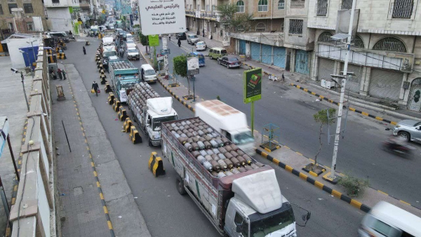 تعز.. وكلاء الغاز يواصلون اعتصامهم المفتوح للمطالبة بحلول عاجلة ورفع احتجاز مقطوراتهم