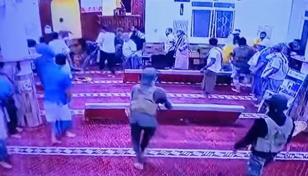 سلوك عصابات.. تنديد واسع لجريمة اقتحام مليشيا الانتقالي مسجداً في عدن واختطاف الإمام