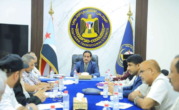 مليشيا الانتقالي تتنصل من مسؤولية تدهور الاقتصاد وتحمل حكومة 