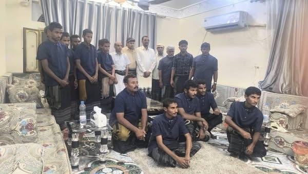اليمن.. عودة 60 صيادًا إلى الخوخة بعد أيام من احتجازهم من قبل السلطات الإريترية ومصادرة قواربهم