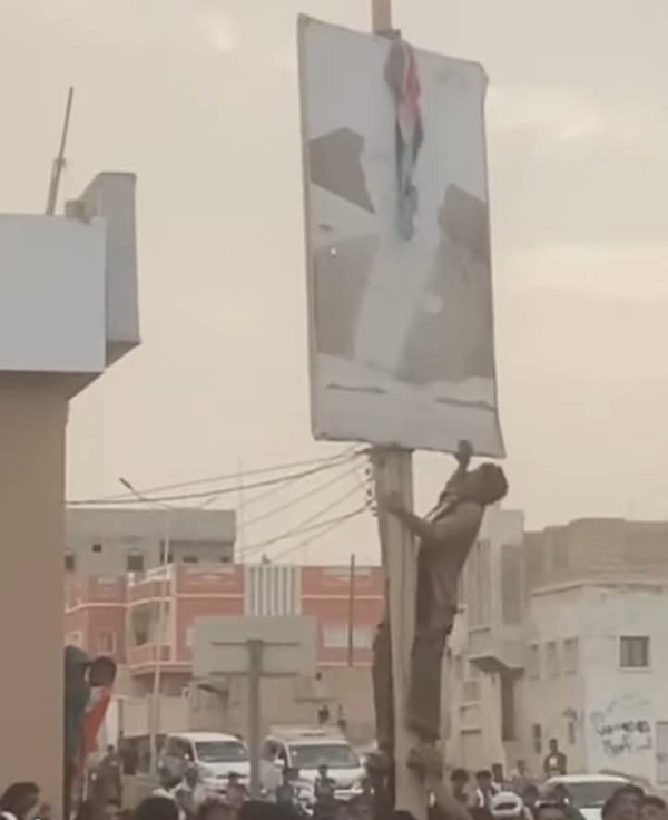 تصعيد مستمر.. احتجاجات غاضبة لليوم الرابع في حضرموت وتمزيق صور الزبيدي وقادة الإمارات