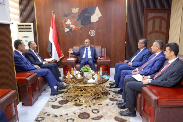 رئيس الوزراء يلتقي قيادة 