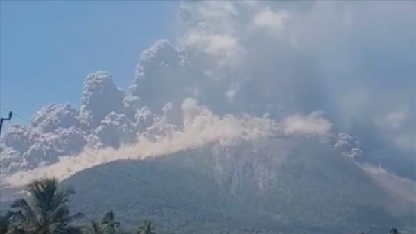 إندونيسيا.. بركان ليووتوبي ينفث رمادا بارتفاع 18 كيلومترا