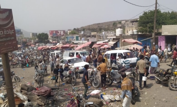 تظاهرات غاضبة تغلق محلات تجارية في ريف تعز للمطالبة بتخفيض الأسعار