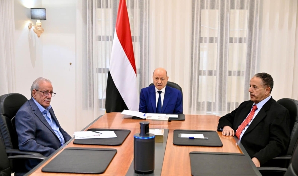 العليمي يتعهد بتلبية مطالب حضرموت ويقول إن الخدمات والتنمية أولوية قصوى