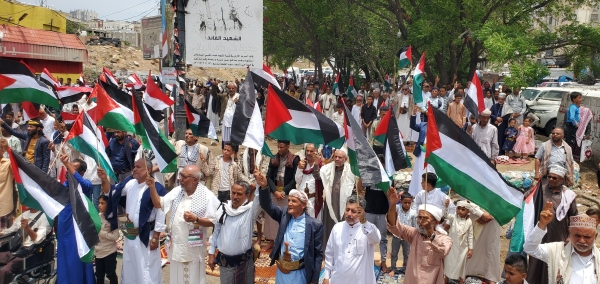 تعز.. وقفة احتجاجية تنديدًا بجرائم الابادة في غزة واستمرار الصمت العربي