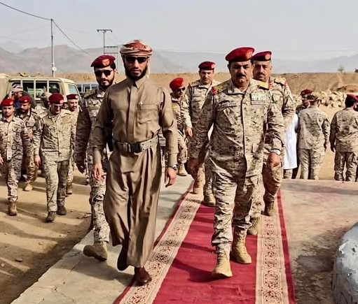 ظهور قائد عسكري سلفي بزي مدني جوار وزير الدفاع  يفجر سخرية وتفاعل في أوساط اليمنيين