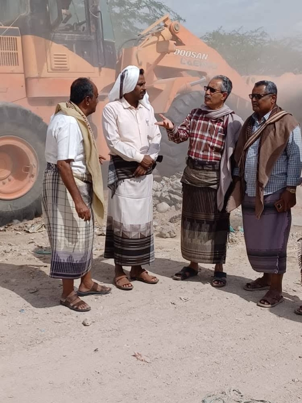 شبوة.. حملة لإزالة مخلفات البناء وتهديدات بعقوبات صارمة ضد المخالفين