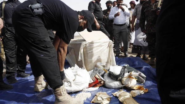 قوات العمالقة تضبط شحنة حبوب مخدرة قرب باب المندب