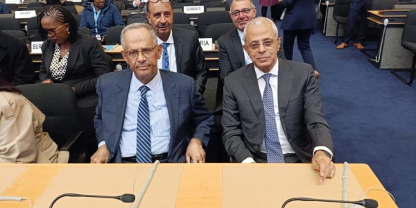 الحكومة: اليمن يستضيف مئات الآلاف من اللاجئين والمهاجرين ولديه 4 ملايين نازح