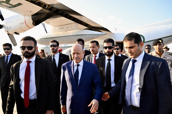 العليمي يعود إلى عدن بعد أسابيع من مغادرتها جراء خلافات مع الزبيدي