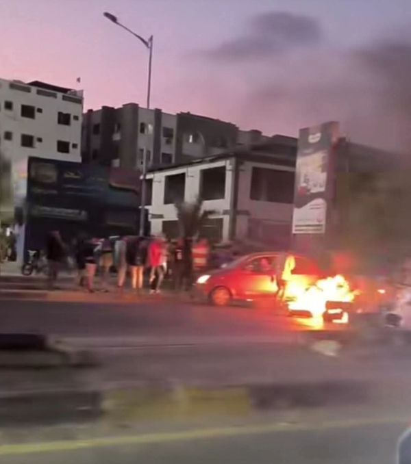 احتجاجات غاضبة في عدن تنديدا بانقطاع الكهرباء وتهديدات بالتصعيد
