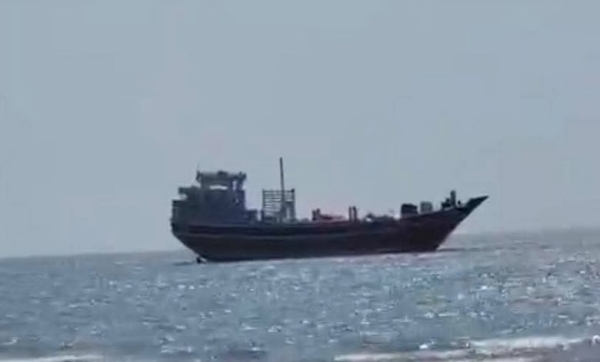 ضبط سفينة محملة بالأسلحة كانت في طريقها إلى الحوثيين قرب باب المندب