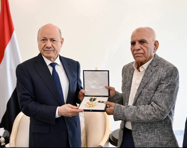 العليمي يمنح 