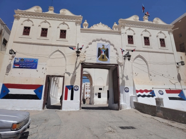 مندوب اليمن لدى اليونسكو يُحذّر الانتقالي من تبعات العبث بمدينة 