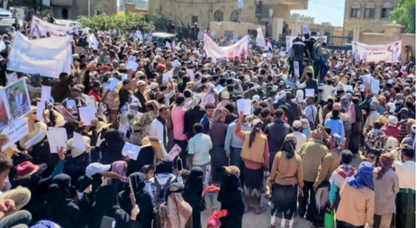 تظاهرة في تربة تعز تندد بمقتل الشاب النجاشي على يد أفراد الشرطة