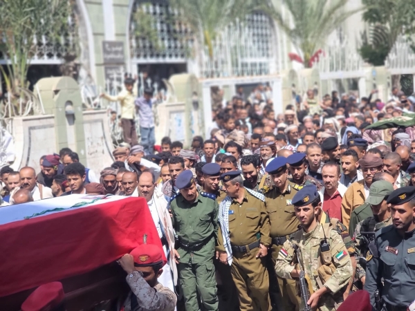 تعز.. تشييع مهيب لجثمان المقدم عبدالله النقيب