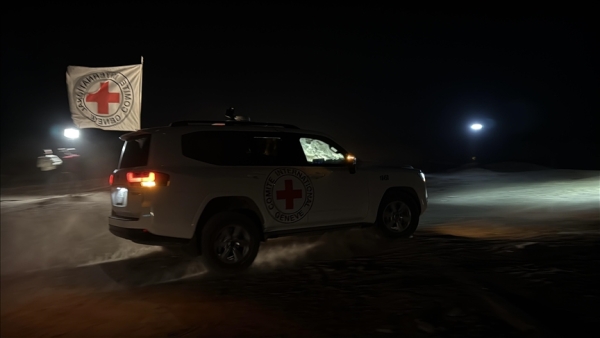 طواقم الصليب الأحمر في طريقها لتسلم جثة أسير إسرائيلي شمالي غزة