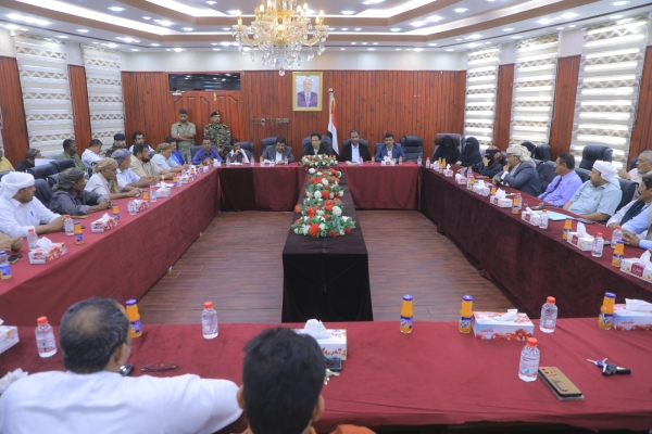 اجتماع استثنائي لسلطات المهرة يدعم المحافظ ويطالب بفتح ميناء نشطون بعد حملات استهدفت المحافظة