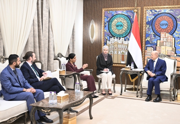 خلال لقائه سفيرة بريطانيا.. العليمي يحذر من حوافز جديدة تقدم للحوثيين