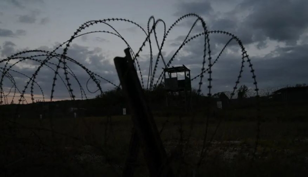 مظهراً التحدي.. محكمة غوانتانامو تعيد محاكمة سجين يمني بعد قرابة عقدين من محاكمته بتهمة تفجير المدمرة 