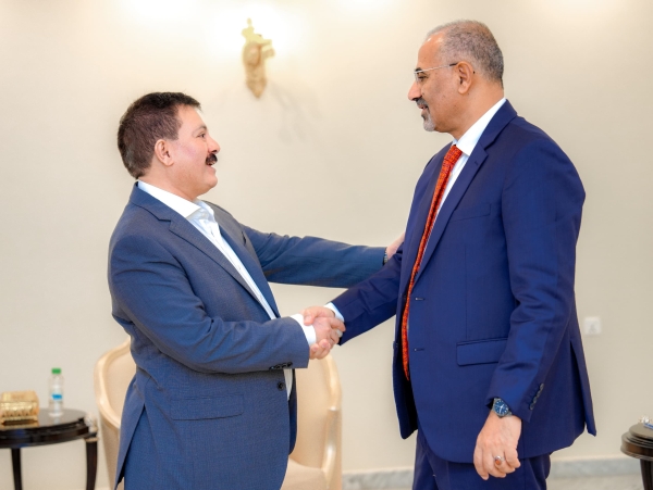 الزبيدي يتخاطب مع محافظ ذمار في عدن كرئيس لدولة ويتهم الرئاسي بالتنصل