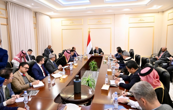 العليمي يفند للسفراء دعاوى الانتقالي ويؤكد: الإمارات خرجت عن مسار التحالف